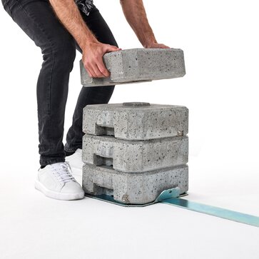 Assembly of concrete weight set with iron base 