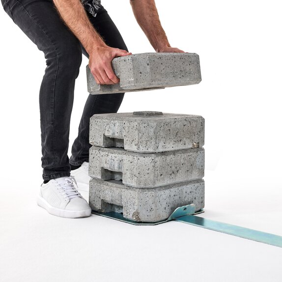 Assembly of concrete weight set with iron base 