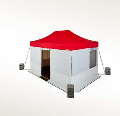 Kit Rescue con pesos de cemento en cada una de las 4 patas de la carpa plegable.