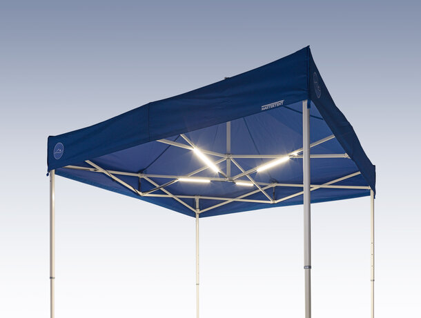 Oświetlenie namiotu LED jest zamocowane przy konstrukcji namiotu. 