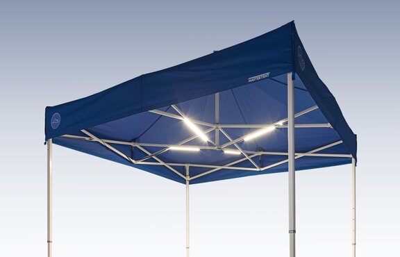Illuminazione a LED fissata sulla struttura di un gazebo pieghevole.