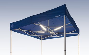LED-es világítás összecsukható sátrakhoz a szerkezethez rögzítve.