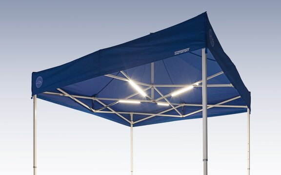 Illuminazione a LED fissata sulla struttura di un gazebo pieghevole.