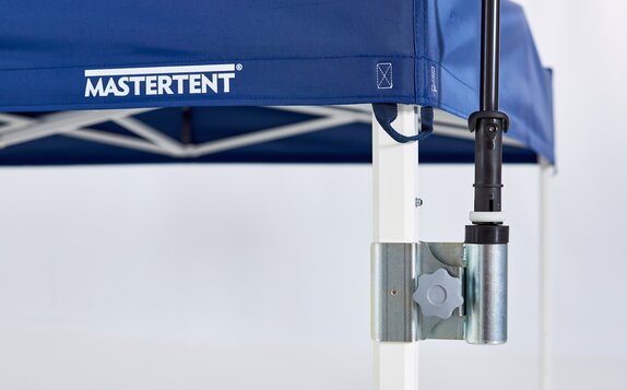 Befestigung Eckfahne an dem blauen Faltpavillon