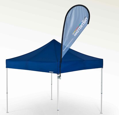 Blaue Beachflag s auf dem Dach des Mastertent Faltzelt montiert