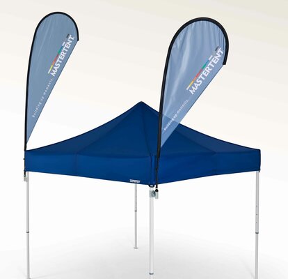 Bandiere Beachflag blu s e xl montate sul tetto del gazebo Mastertent