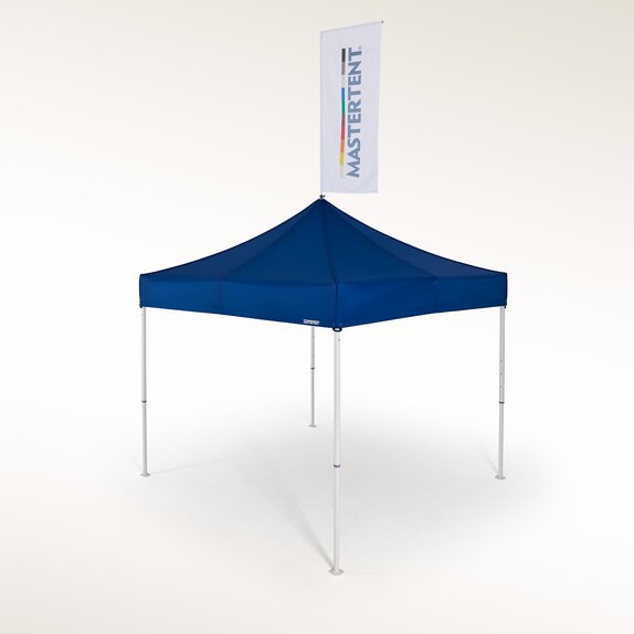 Bandiera bianca su tetto blu di un gazebo pieghevole.
