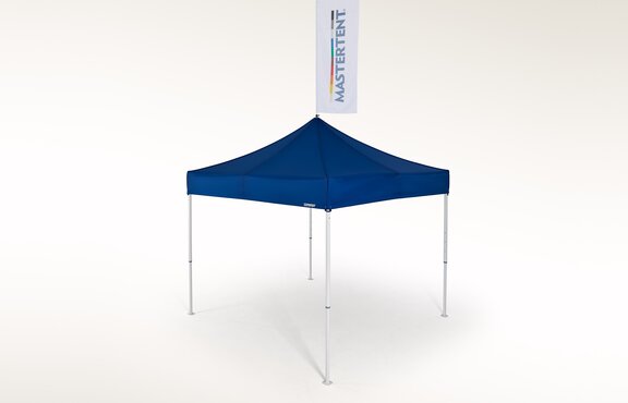 Bandiera bianca su tetto blu di un gazebo pieghevole.