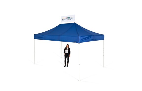 Frau steht unter blauem Faltpavillon mit einem Banner auf dem Dach