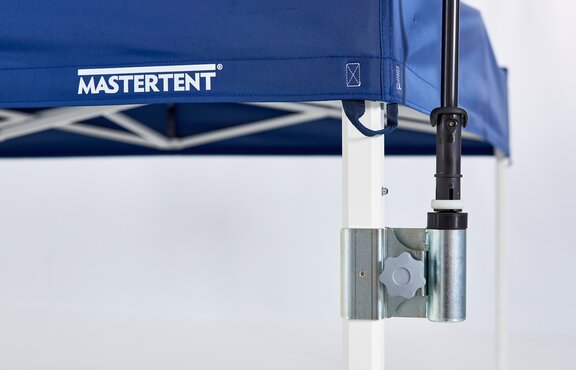 Befestigung Eckfahne an dem blauen Faltpavillon