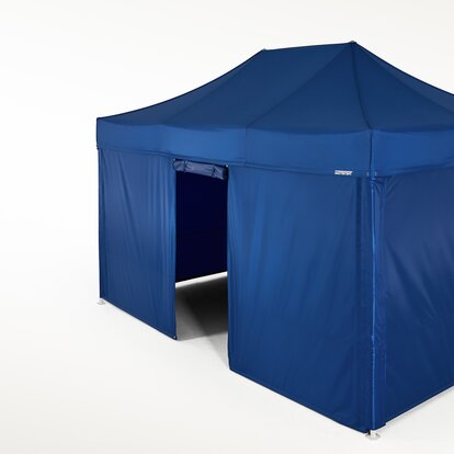 Carpa plegable azul con pared lateral cerrada y una pared lateral con puerta. Todas las paredes laterales son de color azul.