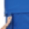 Frau befestigt mittels Klettstreifen die blaue Seitenwand am blauen Faltpavillon.