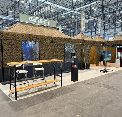 Tende militari con motivo mimetico in fiera.